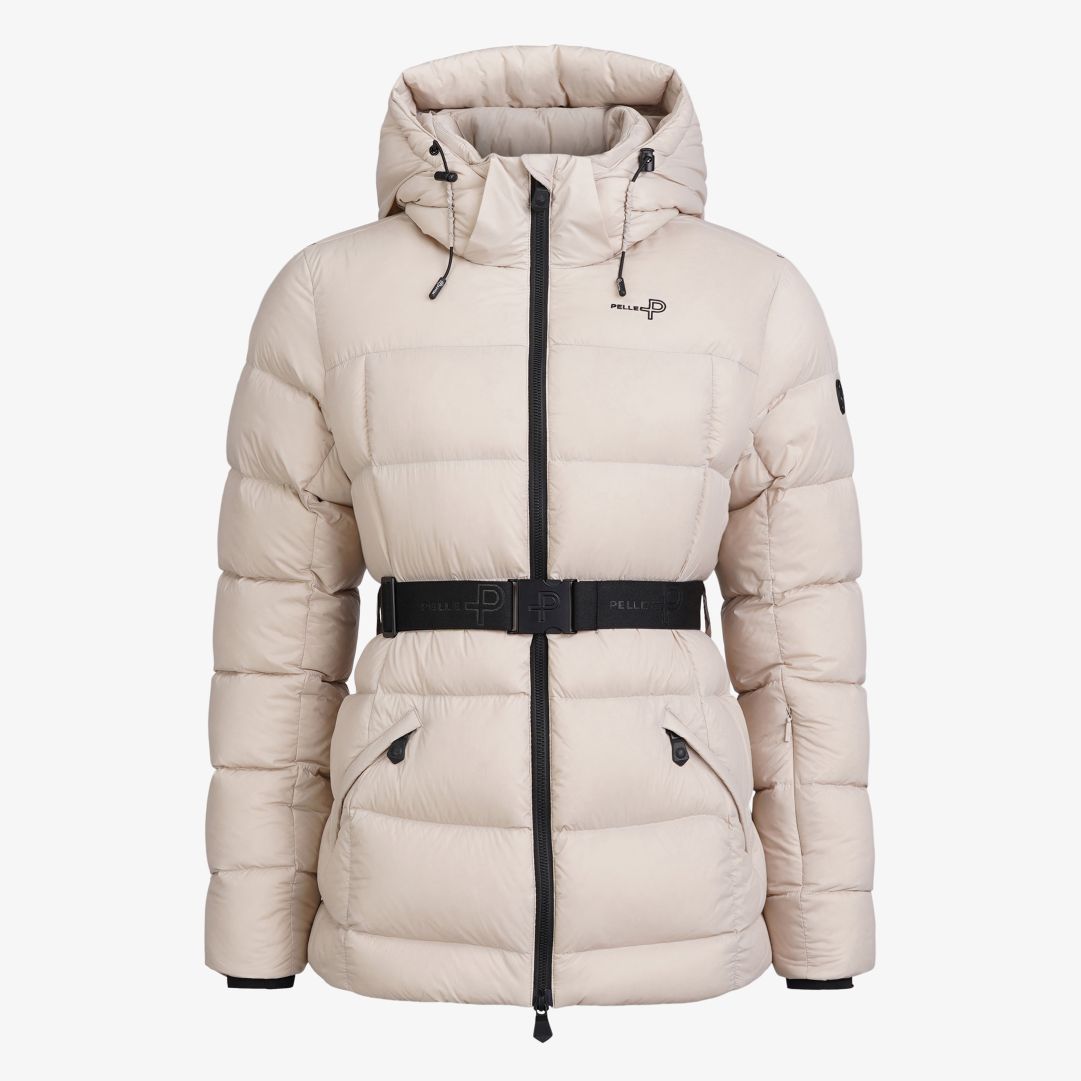 W Fey Jacket, Lt. Beige Oak Denna lättviktsjacka i PRUECO® återvunnen nylon har en normal passform och är vadderad med 90/10 dun, 700 fill power, cert W Fey Jacket, Lt. Beige Oak Denna lättviktsjacka i PRUECO® återvunnen nylon har en normal passform och är vadderad med 90/10 dun, 700 fill power, cert