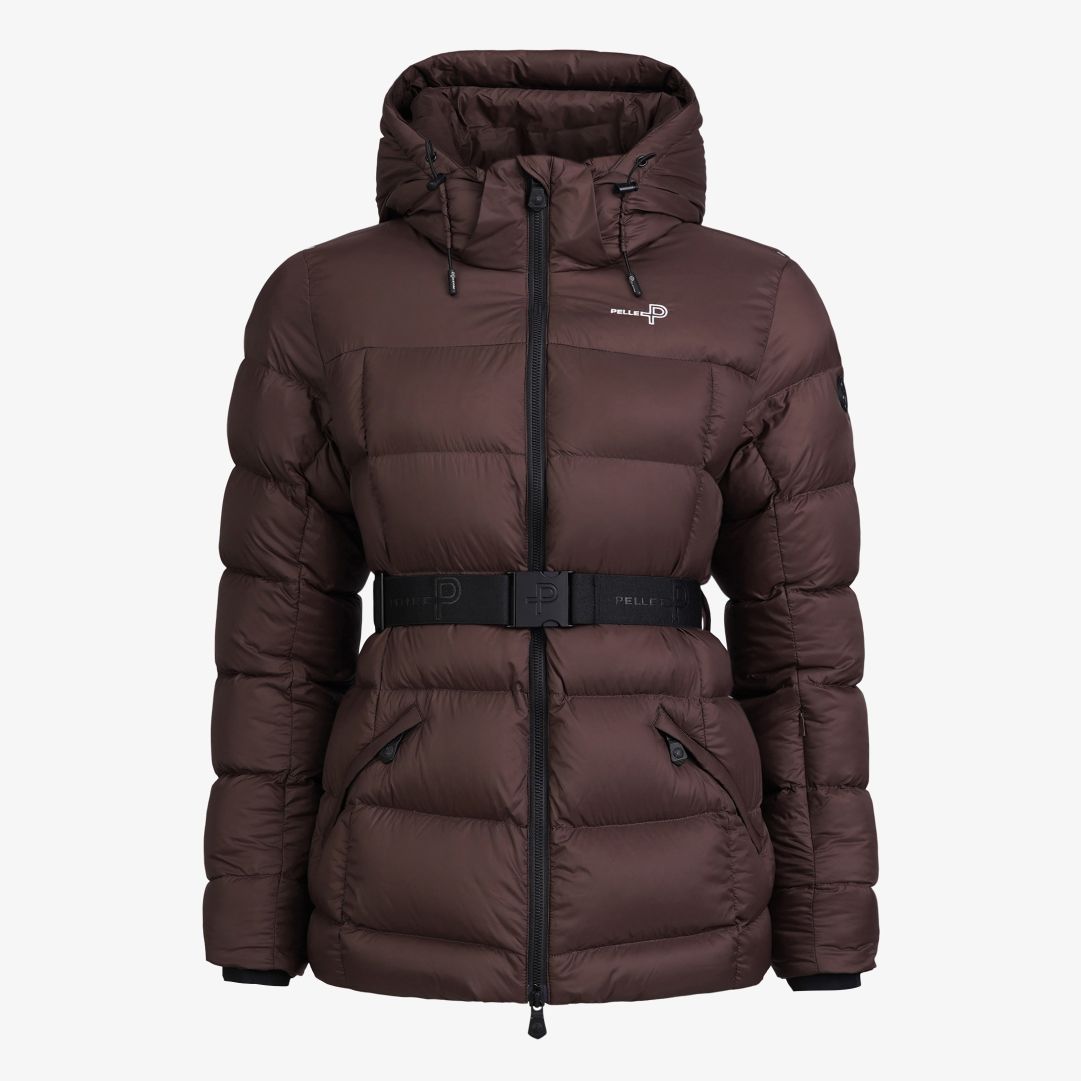 W Fey Jacket, Carob Brown Denna lättviktsjacka i PRUECO® återvunnen nylon har en normal passform och är vadderad med 90/10 dun, 700 fill power, certif
