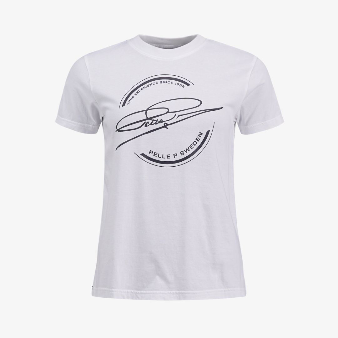 W Field Logo Tee, White En tunn t-shirt med avslappnad passform och rund halsringning, tillverkad i 100% "Global Organic textile standard" bomull för