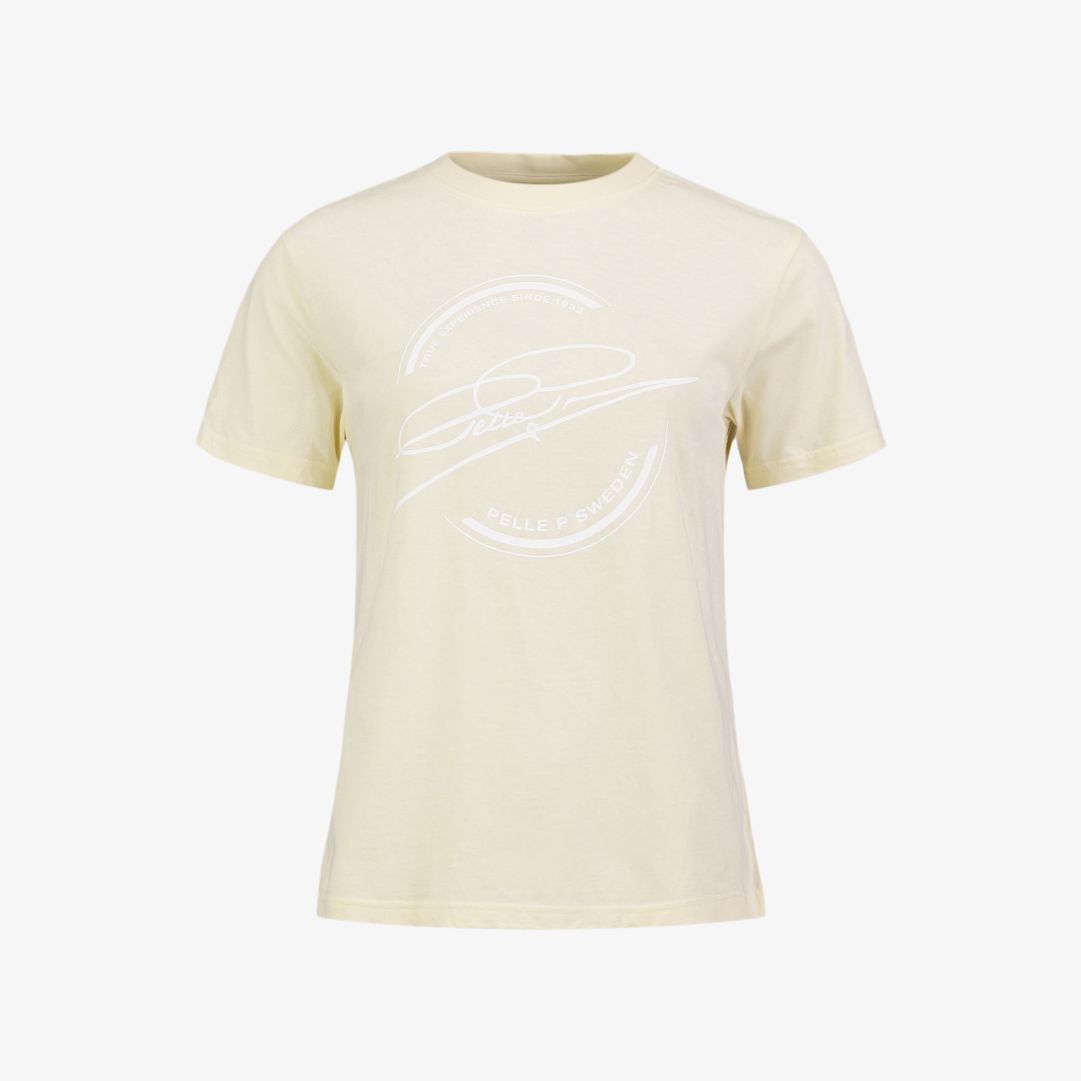 W Field Logo Tee, Radura Yellow En tunn t-shirt med avslappnad passform och rund halsringning, tillverkad i 100%  W Field Logo Tee, Radura Yellow En tunn t-shirt med avslappnad passform och rund halsringning, tillverkad i 100%