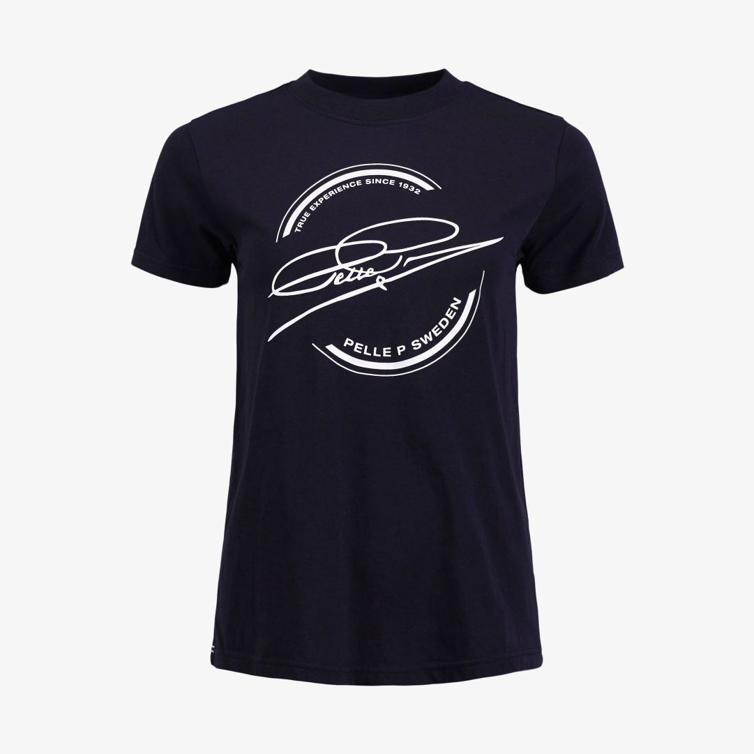 W Field Logo Tee, Dk Navy Blue En tunn t-shirt med avslappnad passform och rund halsringning, tillverkad i 100% "Global Organic textile standard" bomu