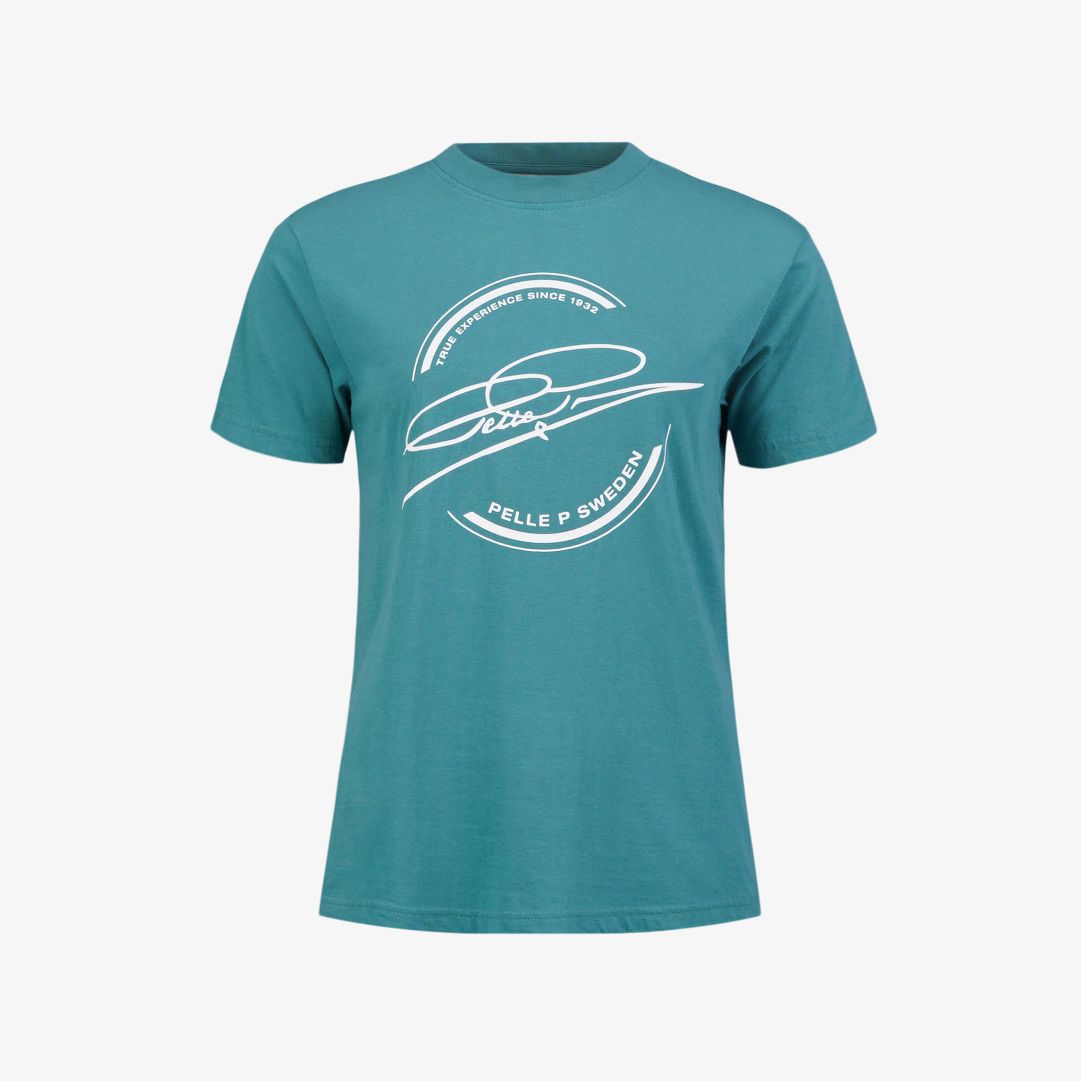W Field Logo Tee, Green Bay En tunn t-shirt med avslappnad passform och rund halsringning, tillverkad i 100% "Global Organic textile standard" bomull