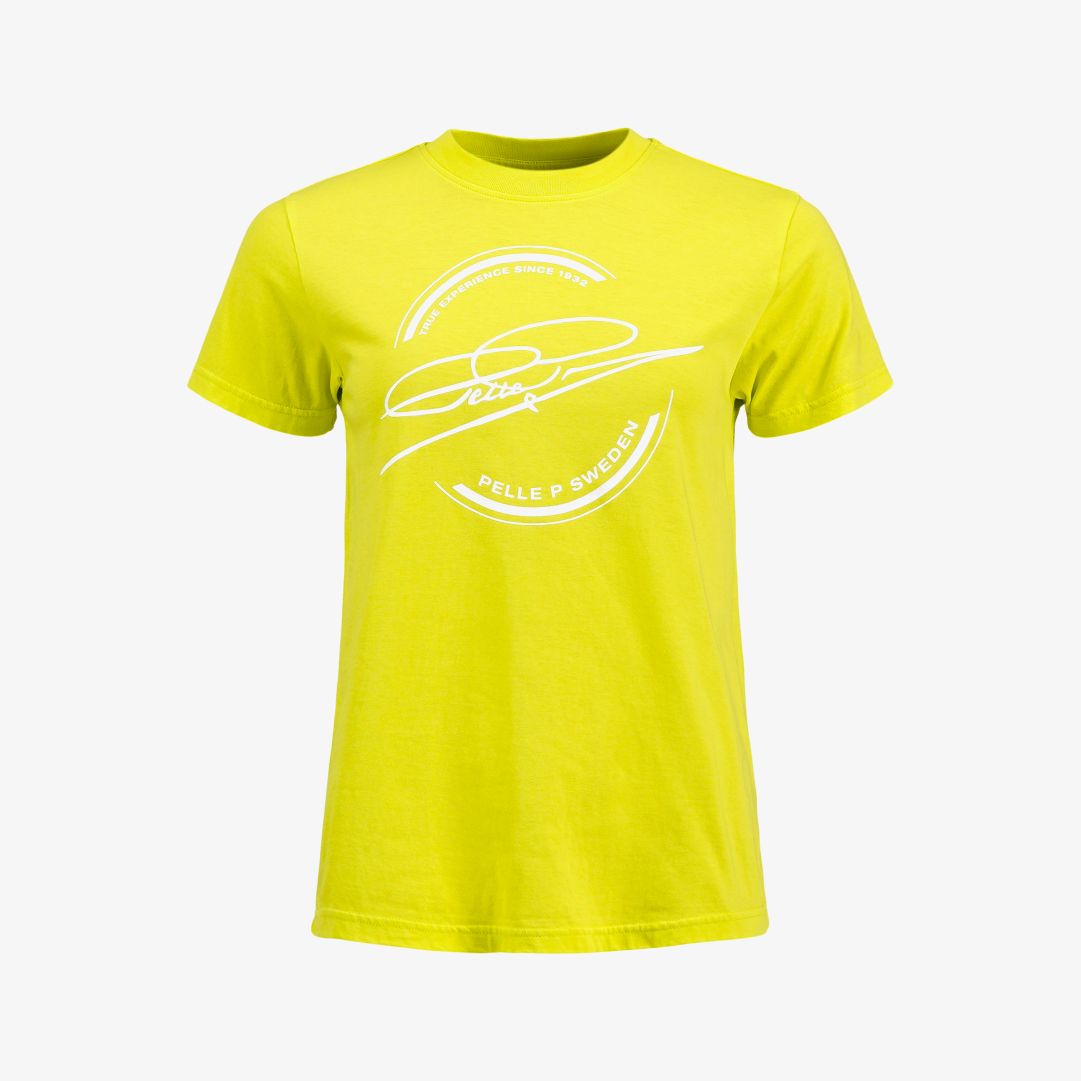 W Field Logo Tee, Green Tang En tunn t-shirt med avslappnad passform och rund halsringning, tillverkad i 100% "Global Organic textile standard" bomull