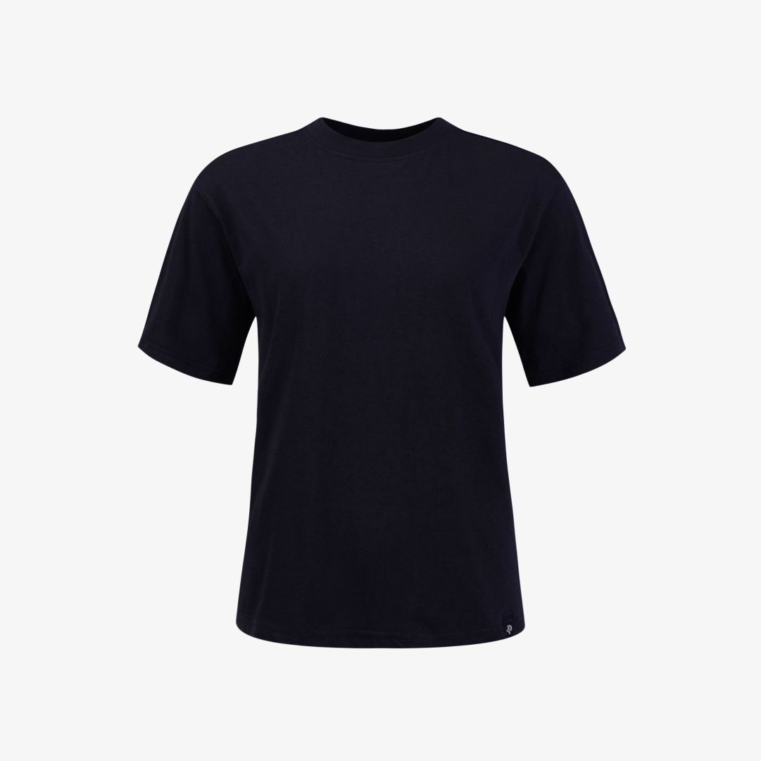 W Field Tee, Dk Navy Blue En tunn t-shirt med rund halsringning, tillverkad i 100% "Global Organic textile standard" bomull för varma sommardagar