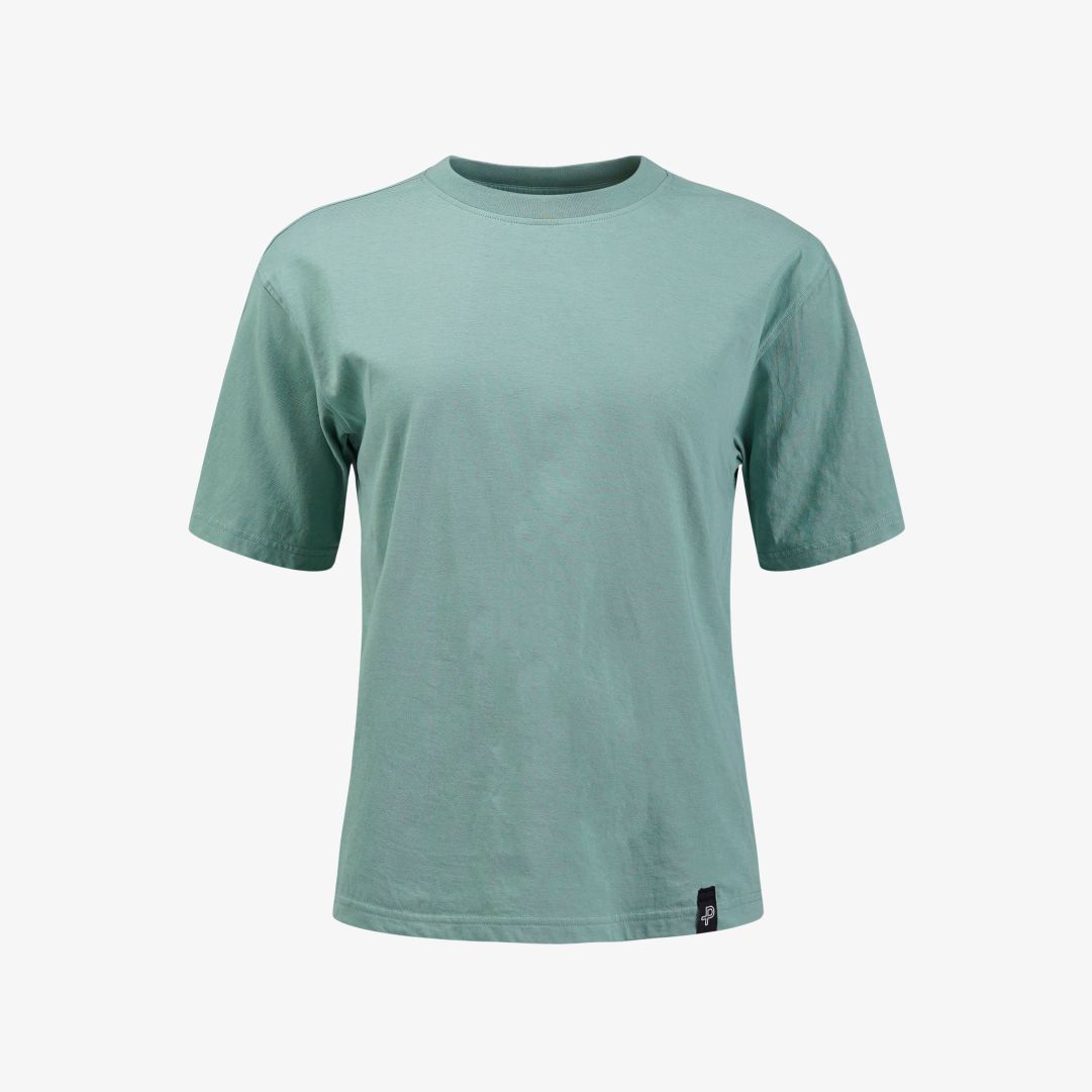 W Field Tee, Misty Jade En tunn t-shirt med rund halsringning, tillverkad i 100% "Global Organic textile standard" bomull för varma sommardagar