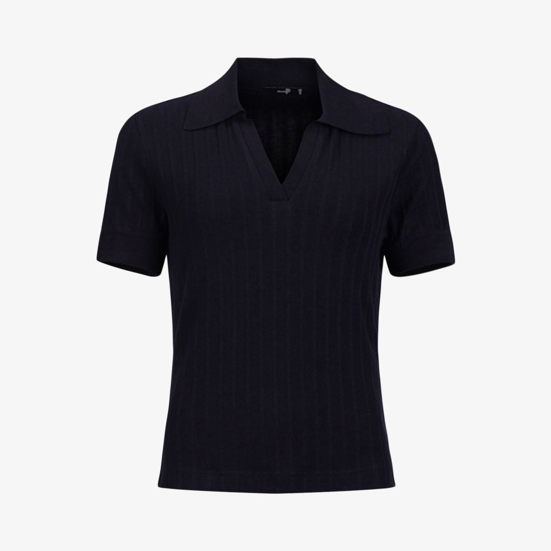 W Garda Polo, Dk Navy Blue Skön och tunt stickad pikétröja med krage och v-hals med knappslå utan knappar, breda ärmuppslag och nederkant med Pelle P-
