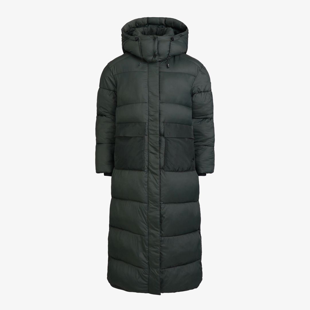 W Molle Coat, Dark Forest  Denna varma vinterkappa är tillverkad i återvunnen polyester med en bollfiberstoppning bestående av 30% Sorona® och 70% åte