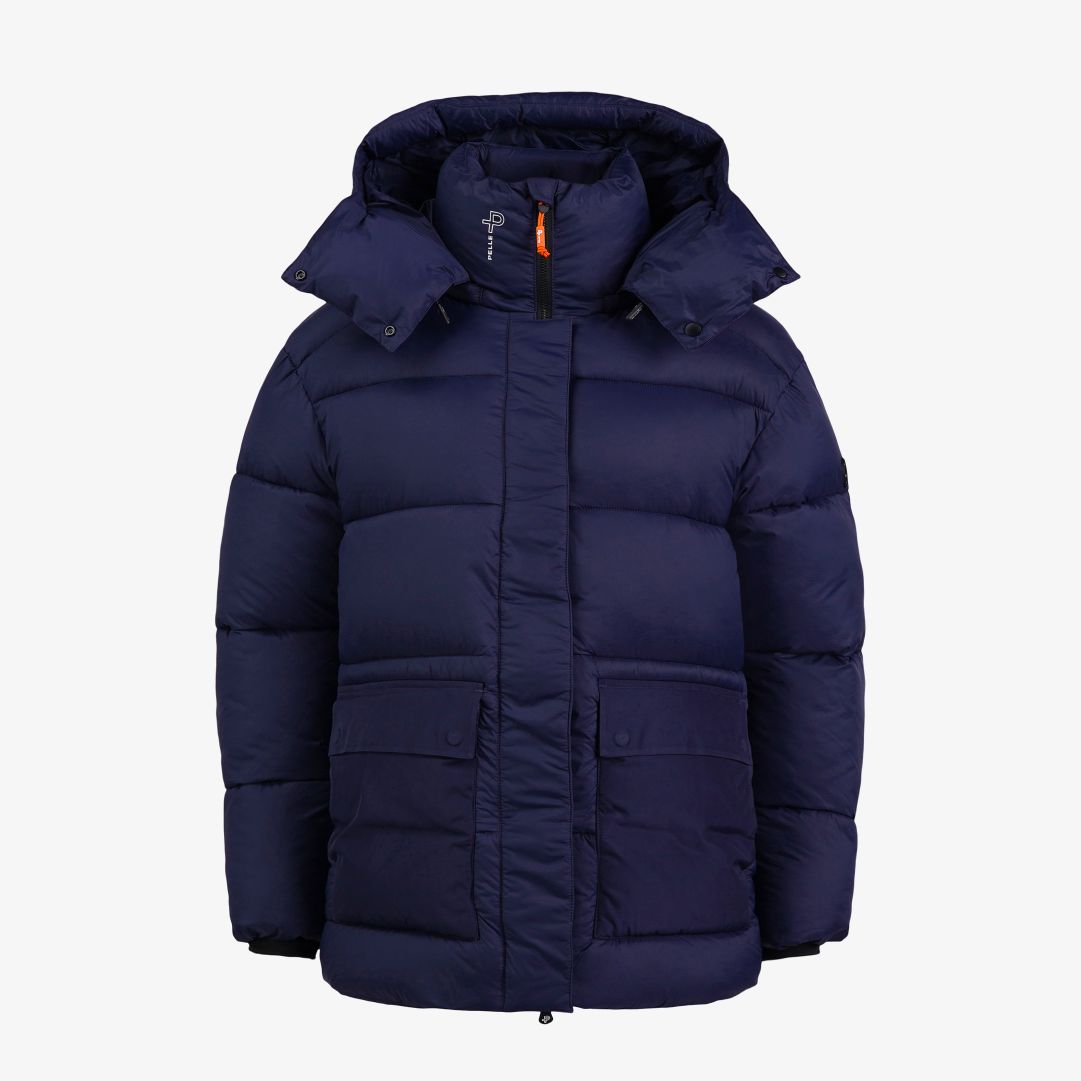W Molle Jacket, Navy Blue Denna jacka är tillverkad i återvunnen polyester med en bollfiberstoppning bestående av 30% Sorona® och 70% återvunnen polye W Molle Jacket, Navy Blue Denna jacka är tillverkad i återvunnen polyester med en bollfiberstoppning bestående av 30% Sorona® och 70% återvunnen polye