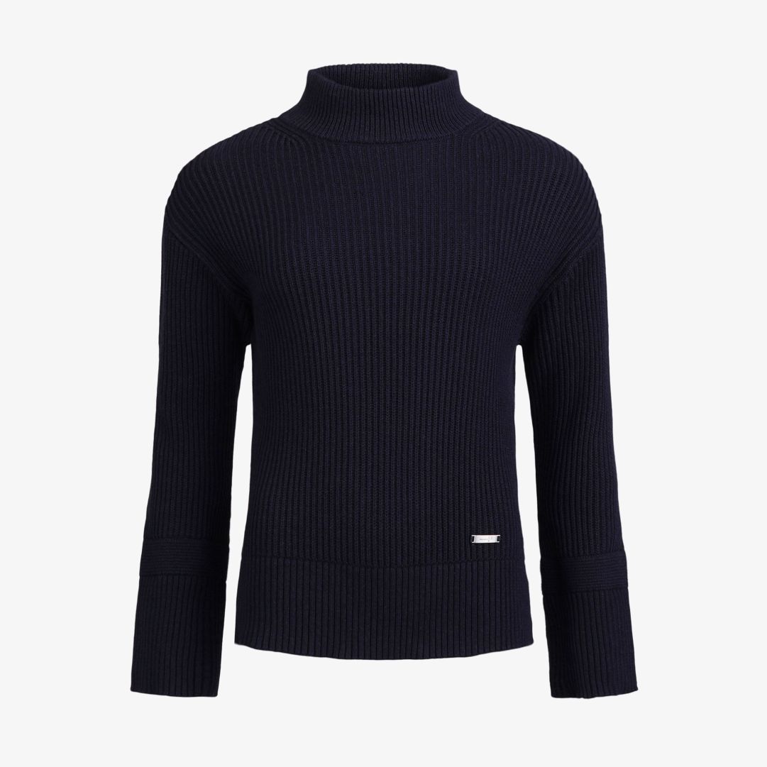 W Mons Funnel Neck, Dk Navy Blue Denna tröja med skorstenskrage är tillverkad i ekologisk bomull och kashmir och har en avslappnad passform