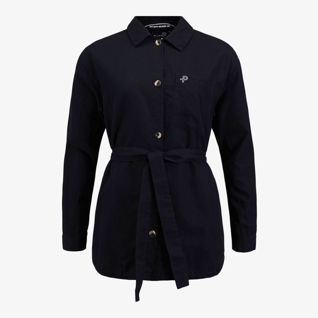 W Sardegna overshirt, Dk Navy Blue En overshirt är ett lite mer avslappnat alternativ till en kavaj, och ett lite mer dressat alternativ till en tröja W Sardegna overshirt, Dk Navy Blue En overshirt är ett lite mer avslappnat alternativ till en kavaj, och ett lite mer dressat alternativ till en tröja