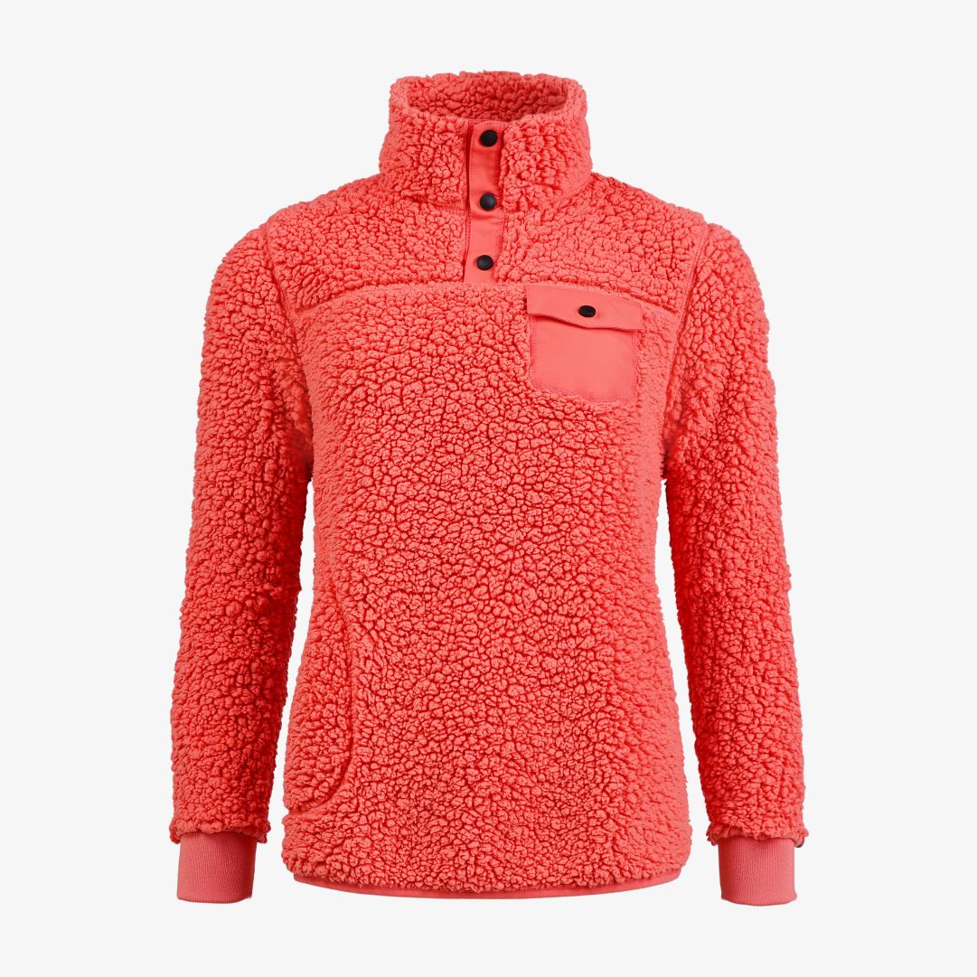 W Sherpa Sweater, Coral Red En mysig tröja tillverkad i 100% lättvikts sherpafleece med krage och tryckknappar vid i halsen