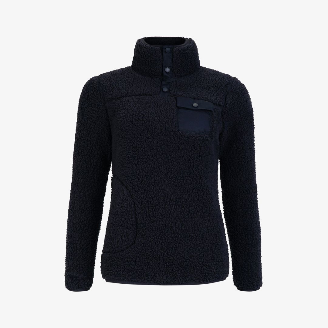 W Sherpa Sweater, Dk Navy Blue En mysig tröja tillverkad i 100% lättvikts sherpafleece med krage och tryckknappar vid i halsen
