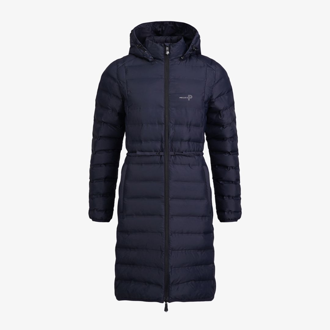 W Tempest Coat, Dk Navy Blue Denna kappa med anpassningsbar passform har ett vindtåligt tyg samt återvunnen polyesterfyllning