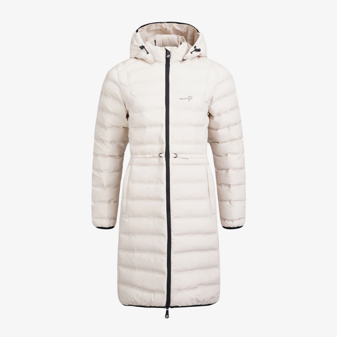 W Tempest Coat, Bleached Sand Denna kappa med anpassningsbar passform har ett vindtåligt tyg samt återvunnen polyesterfyllning