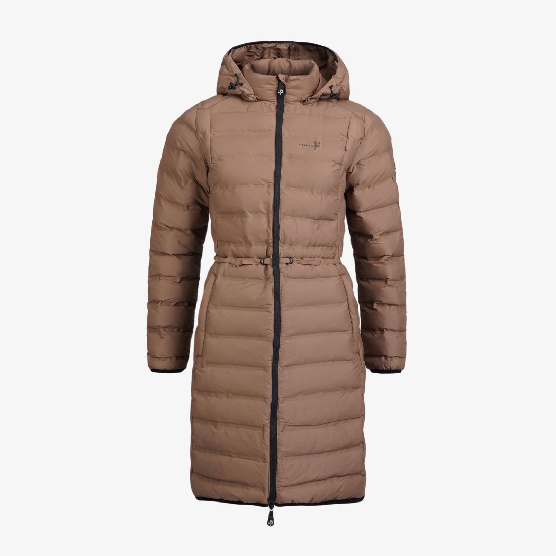 W Tempest Coat, Toffee Denna kappa med anpassningsbar passform har ett vindtåligt tyg samt återvunnen polyesterfyllning