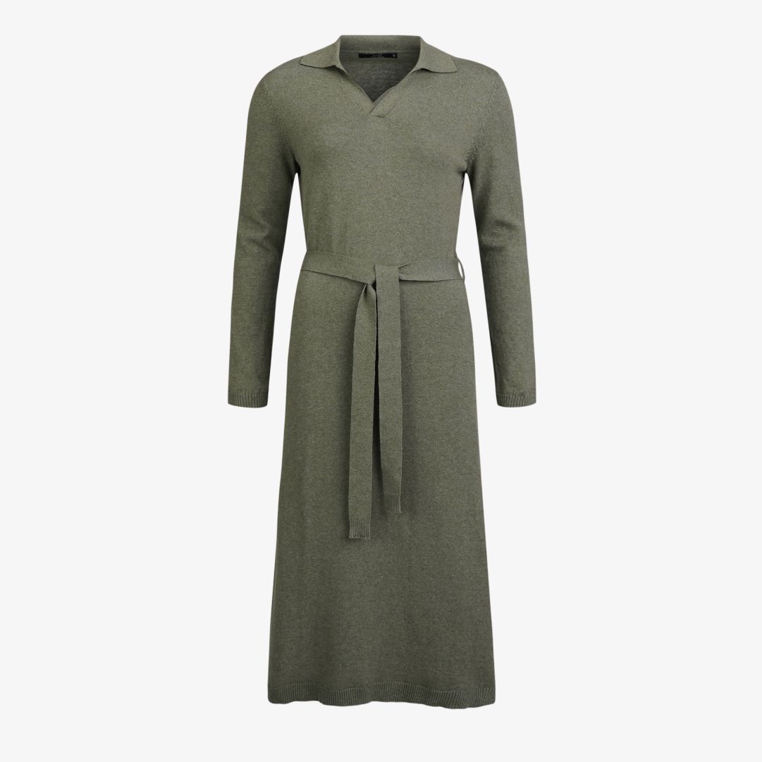 W Tiller Polo dress, Kombu Green Mélange Denna stickade poloklänning är tillverkad i en mjuk blandning av ekologisk bomull och kashmir som ger en bekv