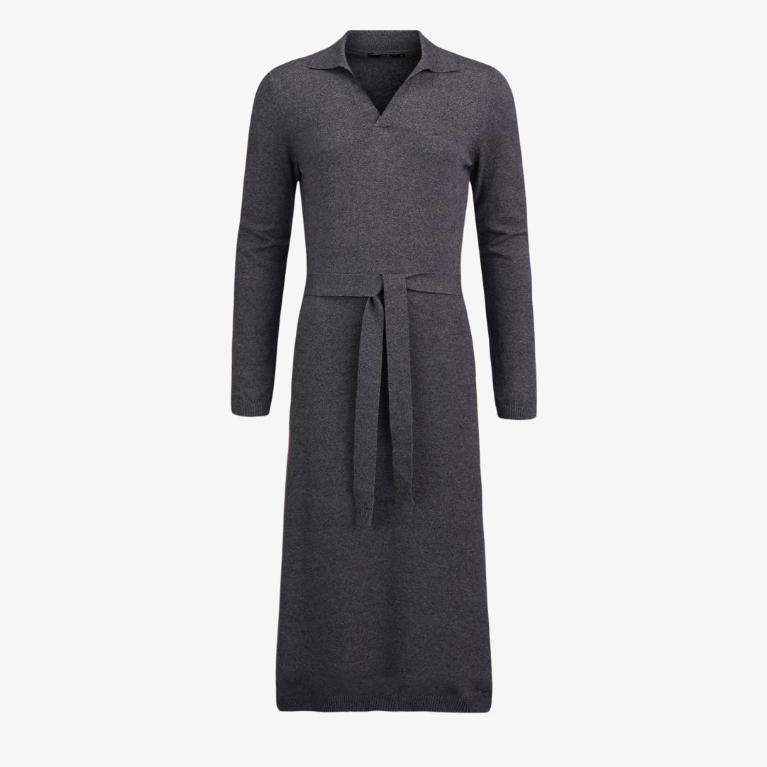 W Tiller Polo dress, Dk Grey Melange Denna stickade poloklänning är tillverkad i en mjuk blandning av ekologisk bomull och kashmir som ger en bekväm o