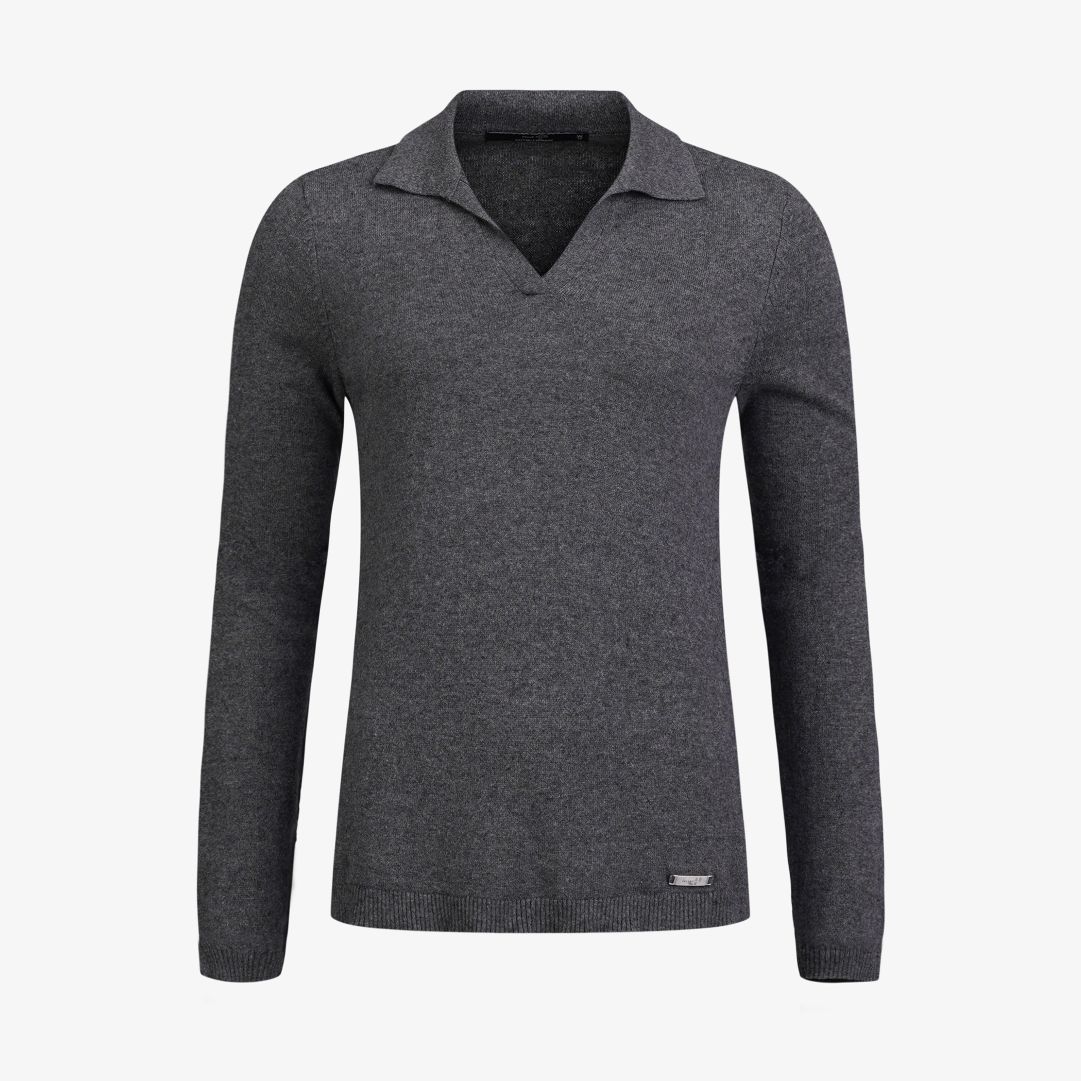 W Tiller Polo, Dk Grey Melange Denna dampolo är tillverkad i en mjuk blandning av ekologisk bomull och kashmir som ger en skön och mjuk känsla