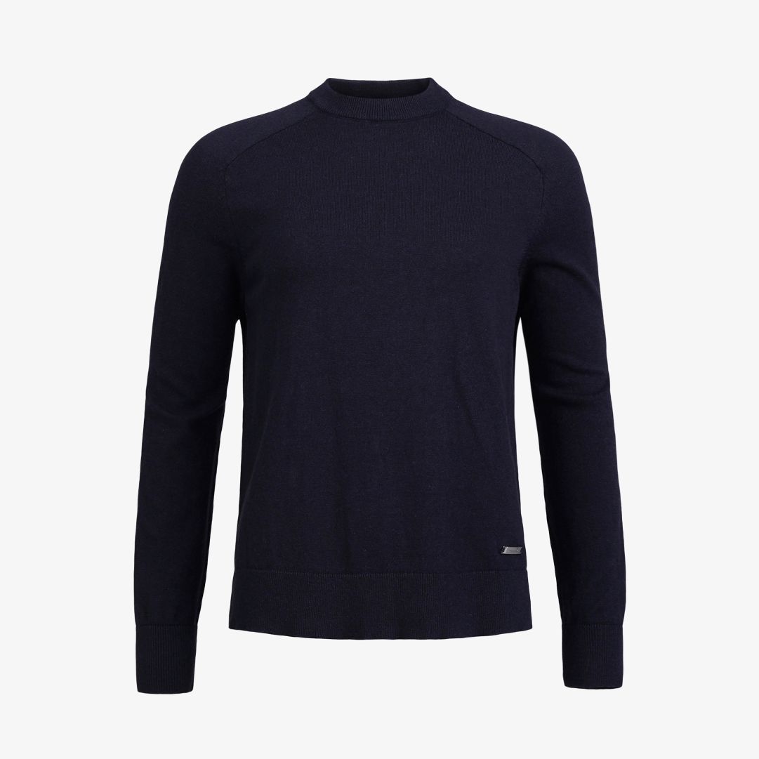 W Tiller Sweater, Dk Navy Blue Denna stickade tröja är tillverkad i en skön blandning av ekologisk bomull och kashmir som ger en mjuk och bekväm känsl