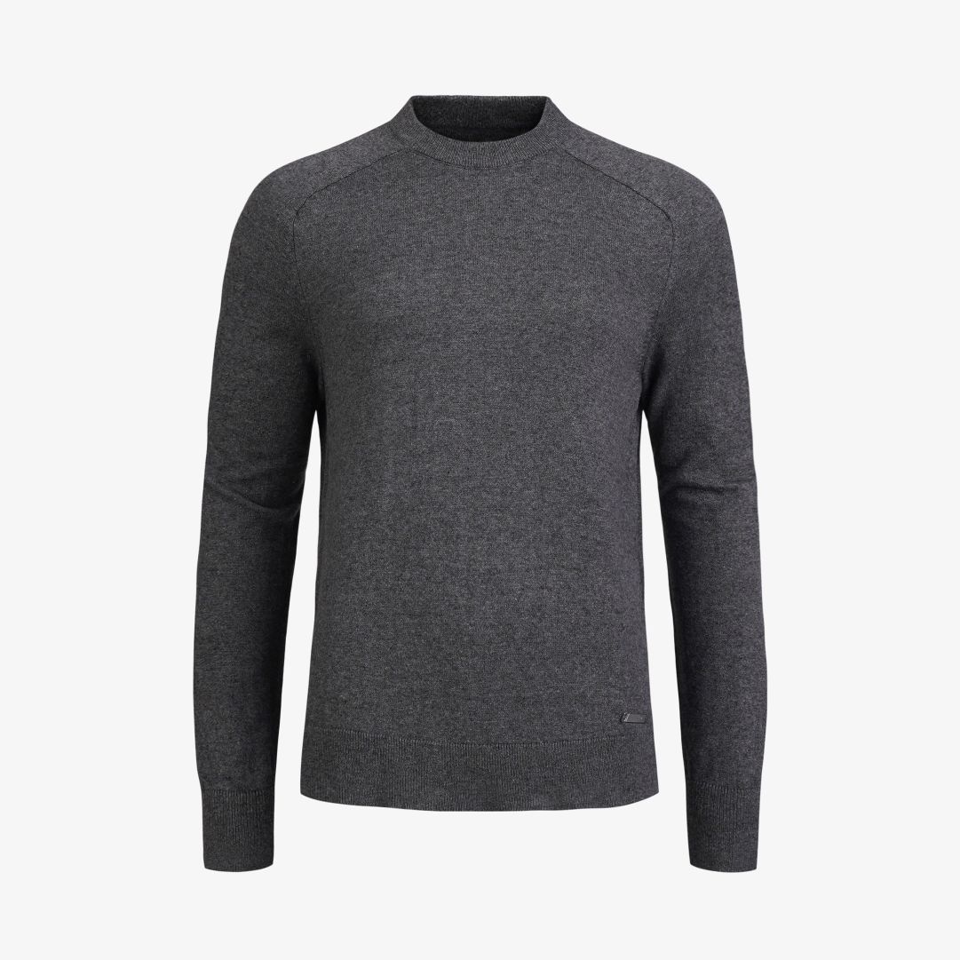 W Tiller Sweater, Dk Grey Melange Denna stickade tröja är tillverkad i en skön blandning av ekologisk bomull och kashmir som ger en mjuk och bekväm kä