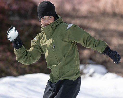 Ett barn som leker i snön iklädd Gneis Supershape Pro vinteroverall
