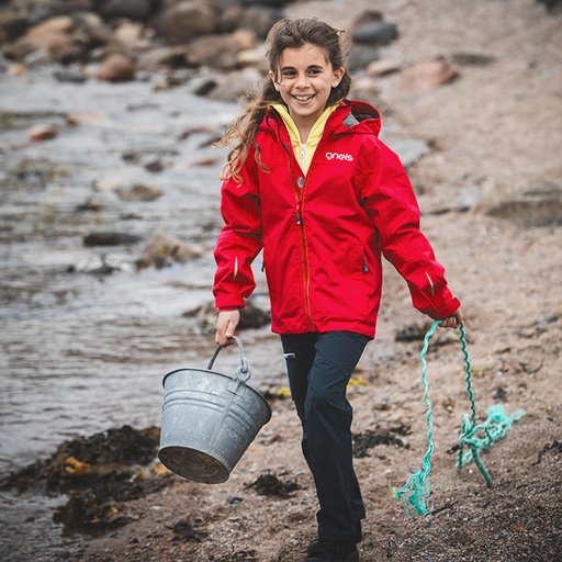 Flicka på stranden med Gneis skaljacka