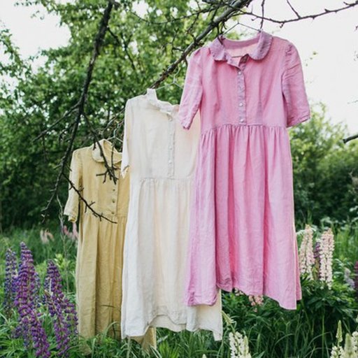 Arrangera en trädgårdsloppis för att ge kläderna ett nytt hem