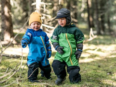 Gneis Minishape babyoveraller - Två barn på skogsutflykt.