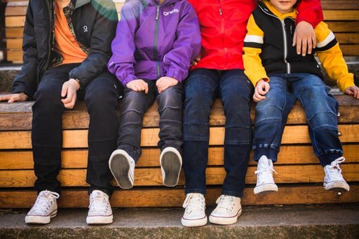 Glada barn i olika modeller byxor från Ossoami