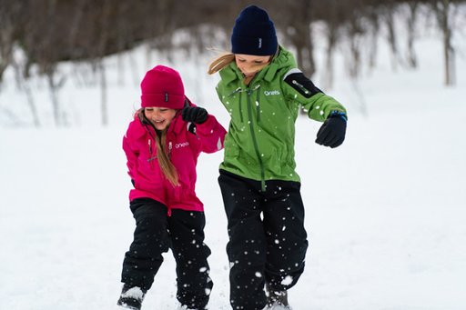Gneis Supershape overaller. Barn som leker i snön.