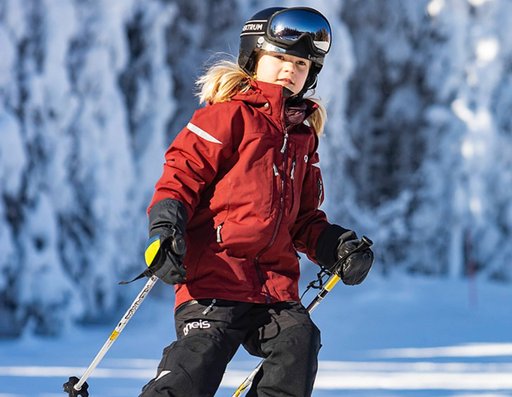 En tjej som åker slalom iklädd Brisk vinterjacka och Gizmo vinterbyxor från Gneis skalkläder
