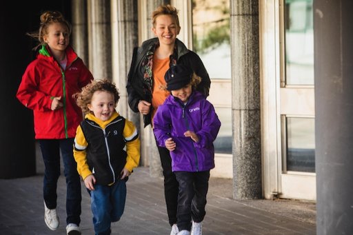 Fyra barn i vardagen ute på stan - Alla med skalkläder från Gneis och Ossoami jeans