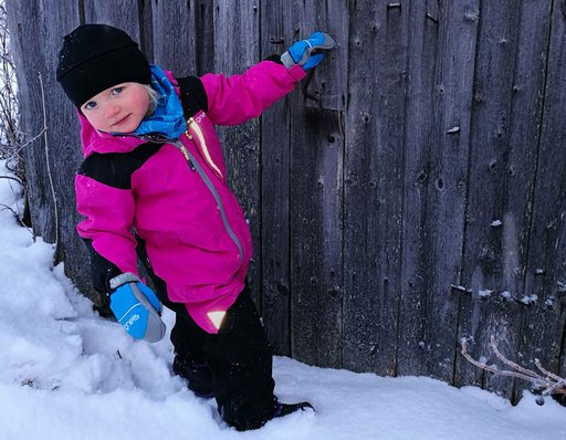 Gneis Turmalin skaloverall. Barn leker i snön.