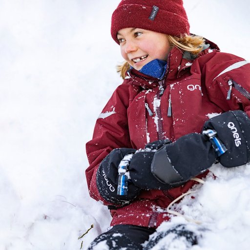 Bild på glad tjej som leker i snön iklädd Gneis sköna och varma vinterkläder