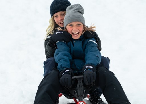 Gneis Brisk vinterjacka - Barn som åker bob.