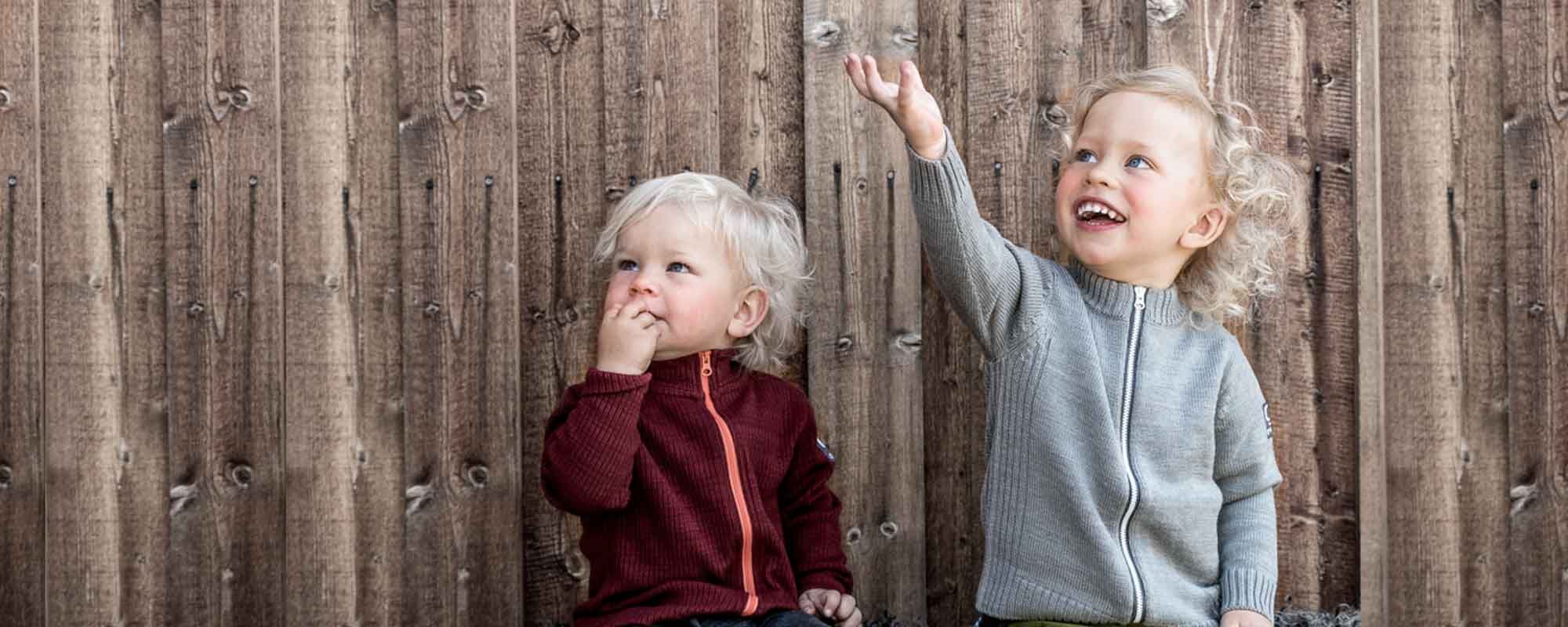 Glada barn i mellanlager av ull från Gneis