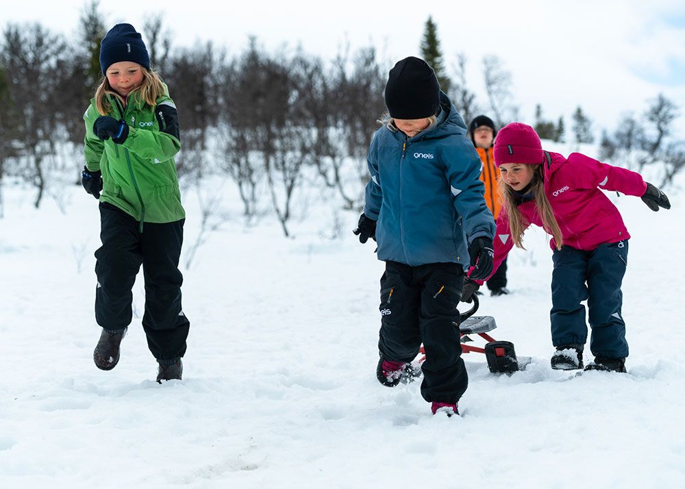 Barn leker i backen med sköna vinterkläder från Gneis