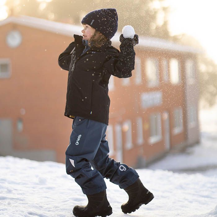 Barn leker snöbollskrig i skalkläder från Gneis