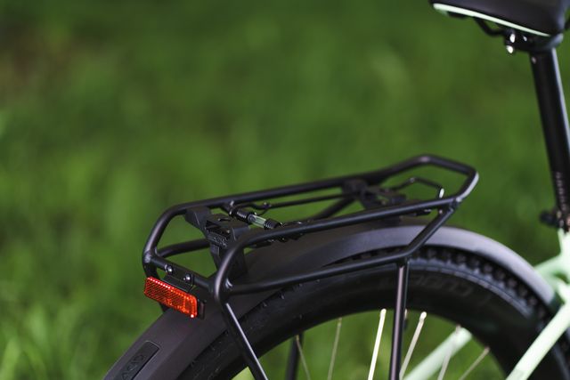 Cube-polkupyörän lisävarusteet: tavarateline ja takaheijastin.