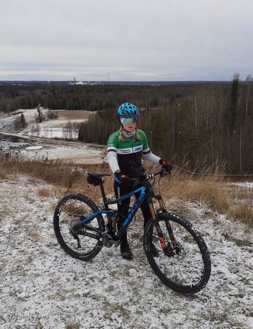 Henriikka Kiuru Cube-pyörän kanssa lumisen mäen päällä