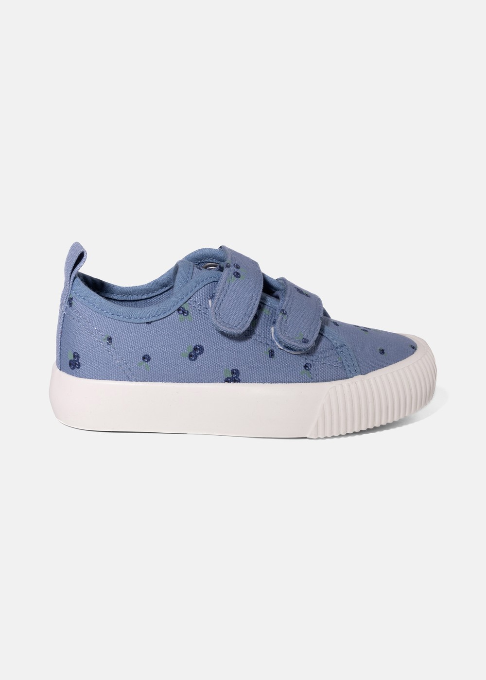 Eli K, Blue, 22,  Sneakers