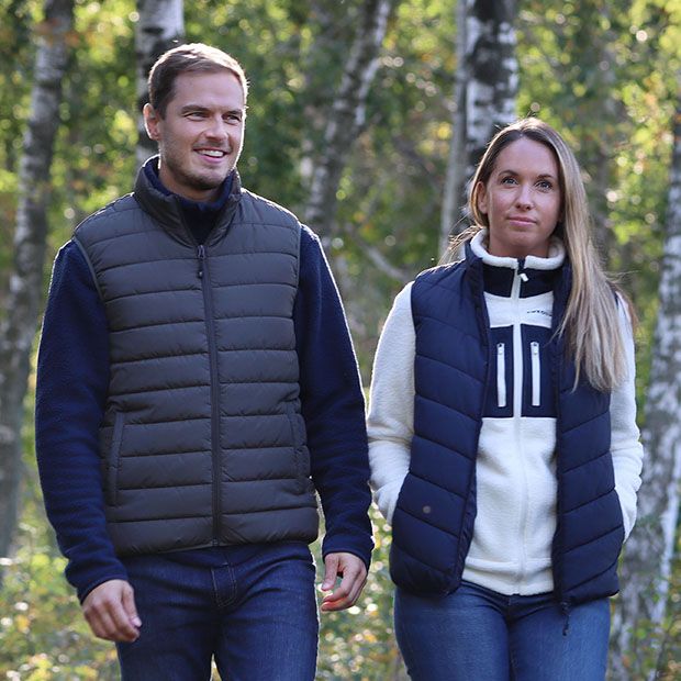 En kille och en tjej i västar från X-trail