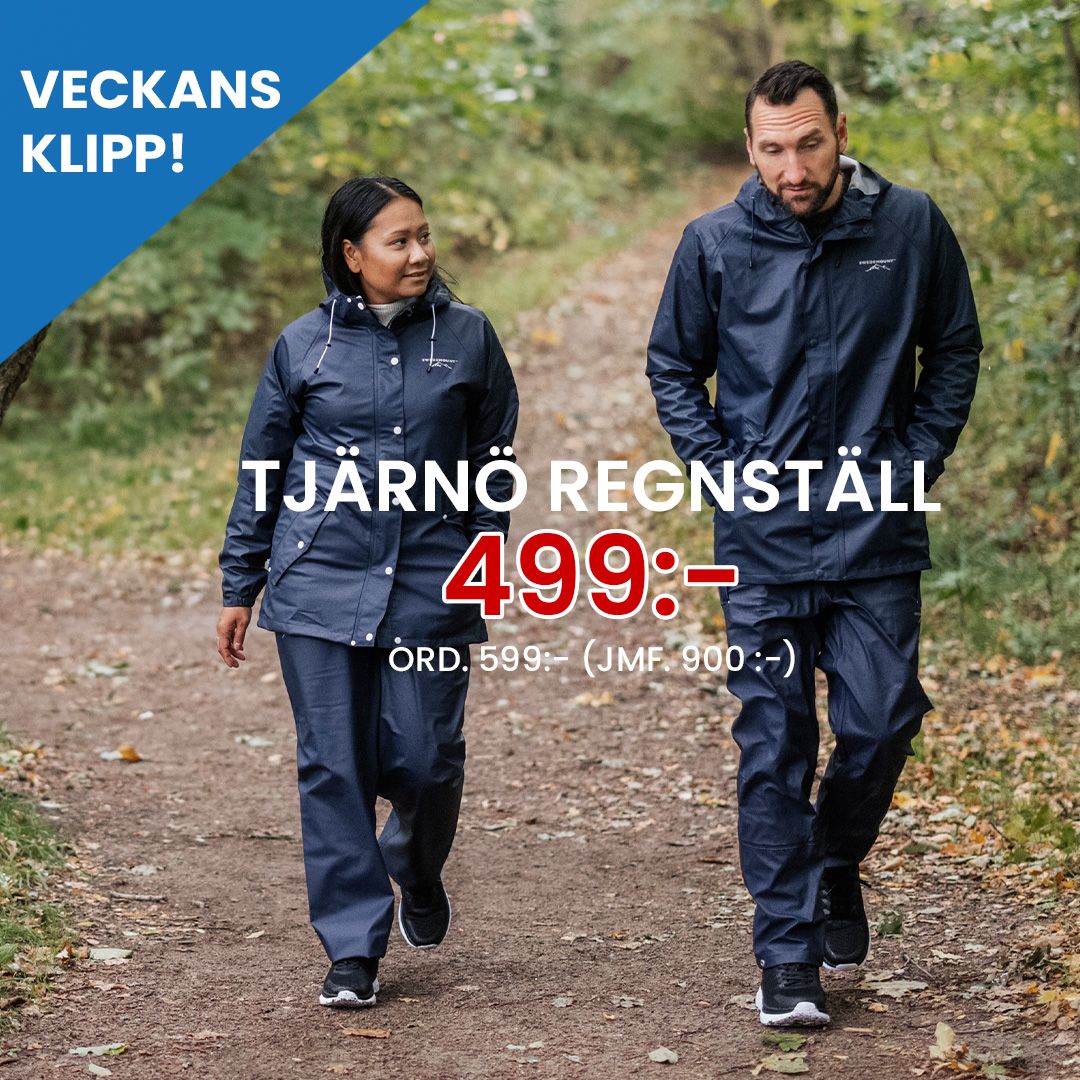 En tjej och en kille som går i varsitt mörkblåa regnställ från Swedemunt