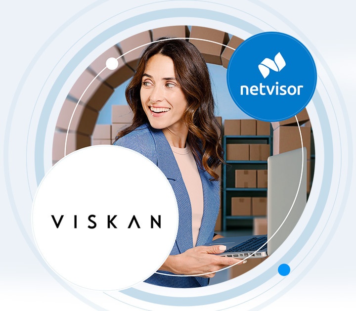 Verkkokaupan päällikkö varastolla + Netvisor- ja Viskan-logot
